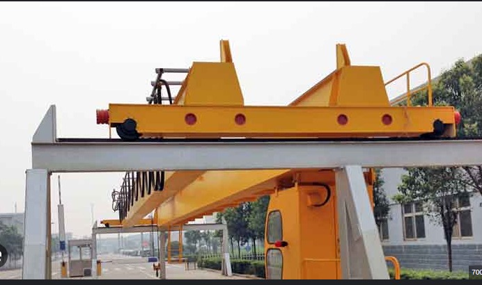 Overhead crane equipped with Adonitech hydraulic buffer for impact absorption